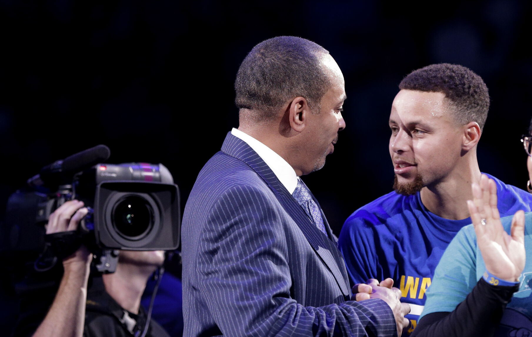 2015: Stephen Curry steals dad's spotlight, scoring 40 on night meant to honor Dell Curry